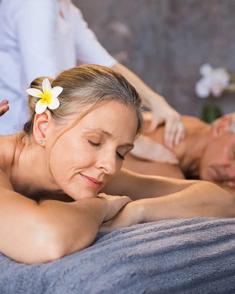 Seniorenpaar auf einer Massageliege während einer Ayurveda Behandlung