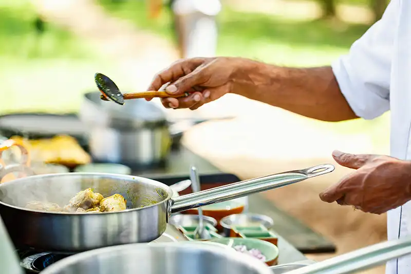 Ayurvedisches Gericht wird in der Pfanne zubereitet