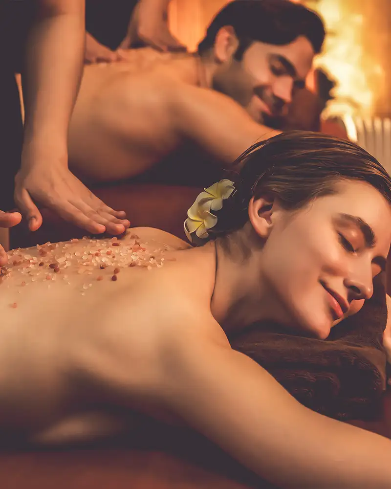 Junges Paar lässt sich während einer Massage verwöhnen