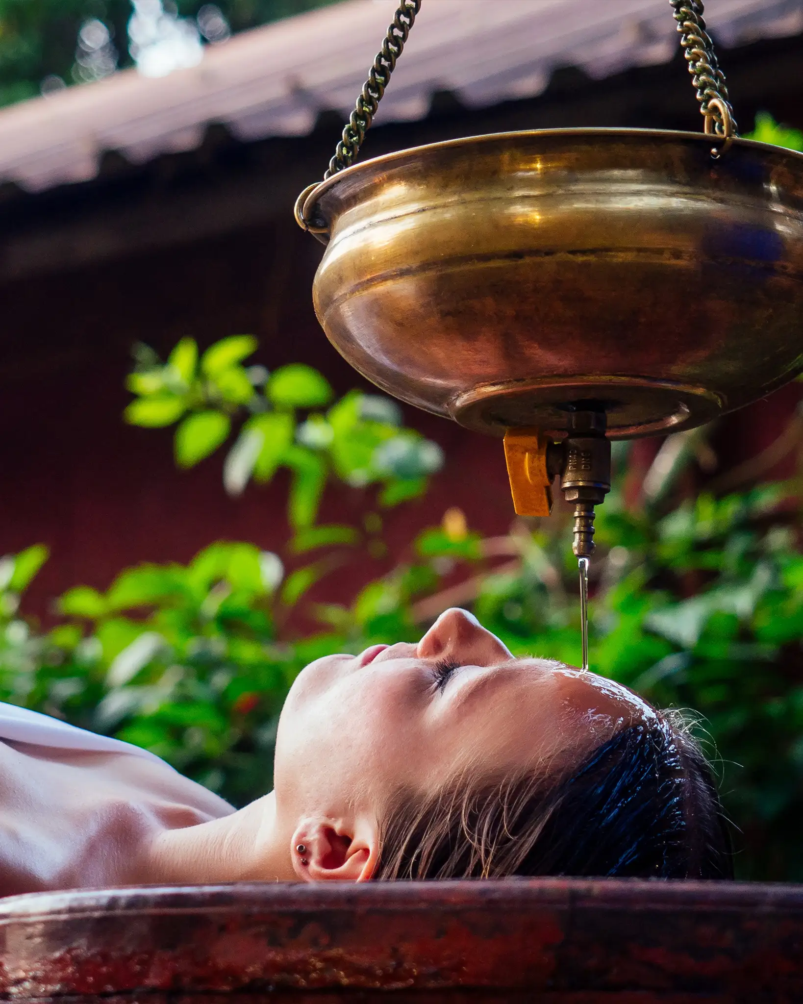 Junge Frau während einer Ayurveda Behandlung